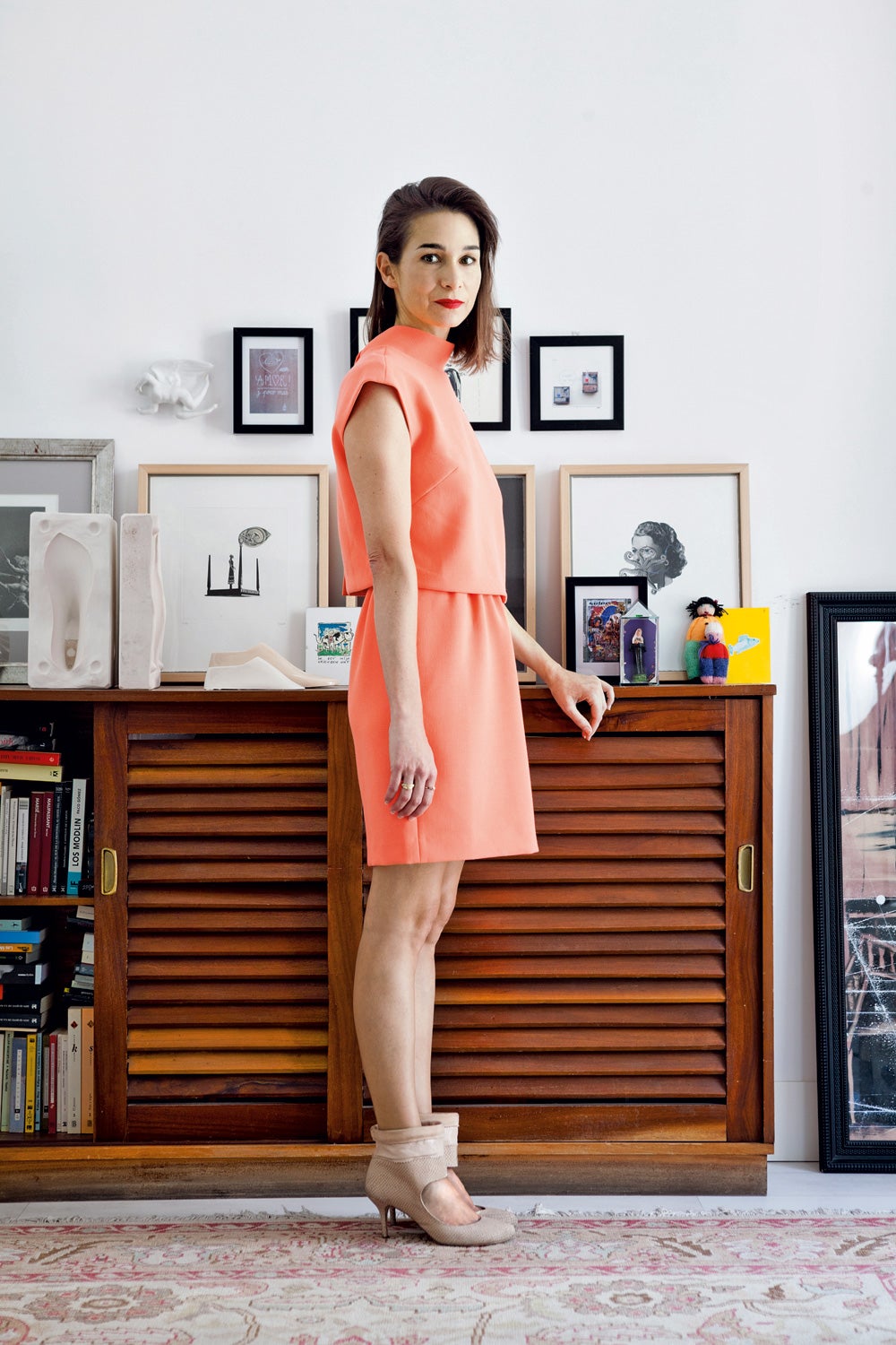 Salón presidido por un mueble de madera que formaba parte de una librería de sus abuelos. Sobre él, grabado de José Viera, tríptico de Sean Mackaoui, ángel de porcelana de Marre Moerel, molde de horma de zapato de Laetitias e ilustraciones de amigos.