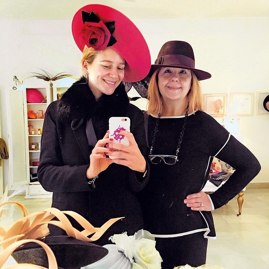 María León con Reyes Hellín y sus increíbles sombreros.