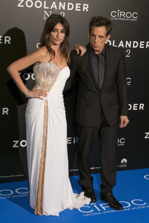 La española es una de las protagonistas de la nueva película dirigida por el propio Ben Stiller y acudió al estreno con vestido de Versace y joyas de Chopard.