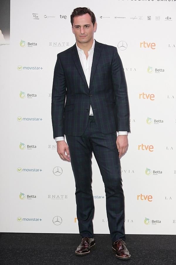 Elegante y muy seductor, el actor se atreve a arriesgar con estilo a través de los colores y los estampados.