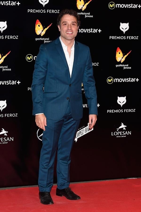 El actor, muy elegante con traje clásico azul.