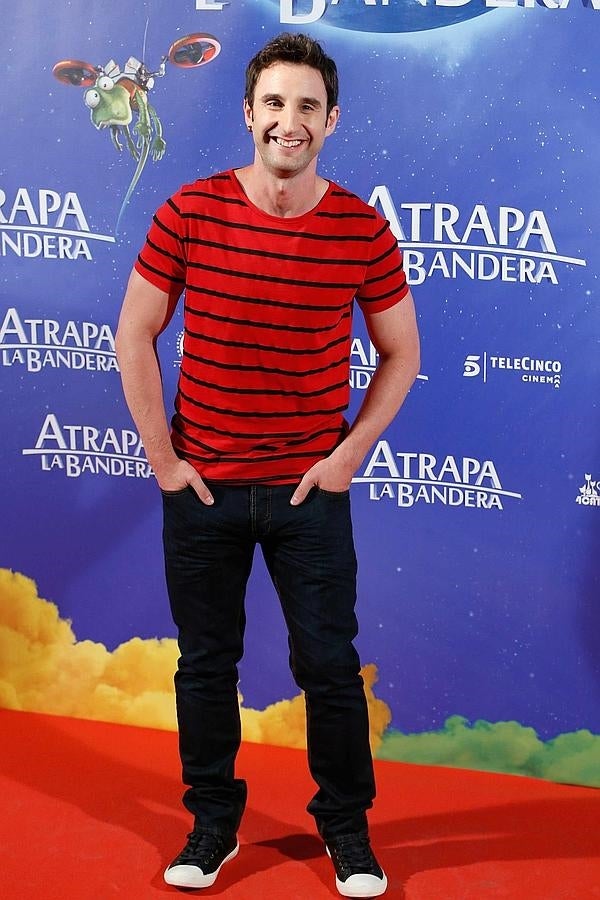 El actor con un look muy desenfadado e informal.