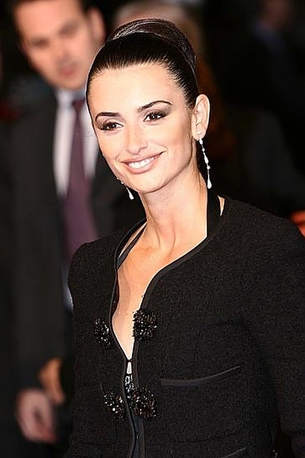 Penélope Cruz con moño alto pulido en los Goya 2005.