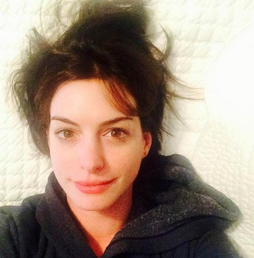 Anne Hathaway comparte esta imagen recién levantada.