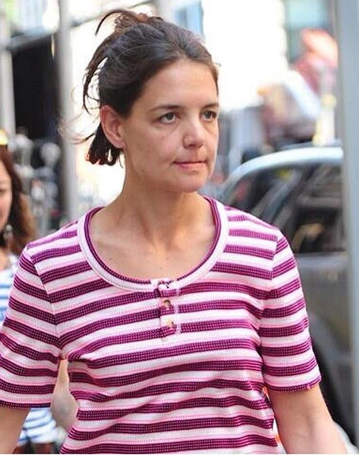 Katie Holmes es la más irreconocible de todas las 'celebs' cuando no pasa por 'chapa y pintura'.