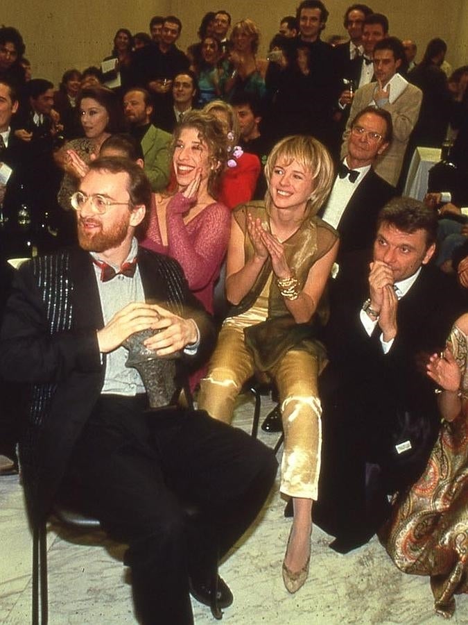 Backstage de la gala con Emma Suárez en primer término aplaudiendo.