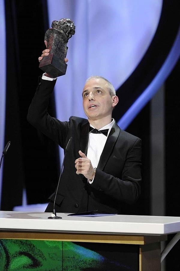 Pablo Berger, director de 'Blancanieves', dedica mirando al cielo su galardón.
