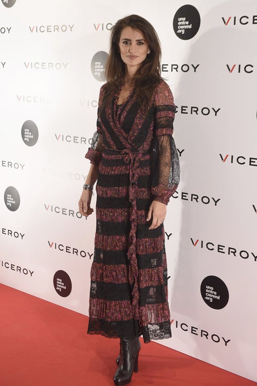 La actriz presentó su documental con fines solidarios de Uno entre cienmil y viceroy con un vestido boho y botas de tacón negras.