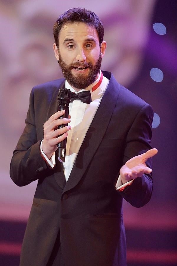 Dani Rovira tiene el detalla de dirigirse a Tim Ronins y Juliette Binoche en sus lenguas maternas.