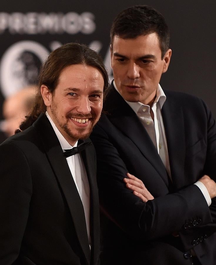 A pesar de no haber llegado a ninguna conclusión tras su primera reunión, Pablo Iglesias y Pedro Sánchez comparecen juntos en la alfombra roja.