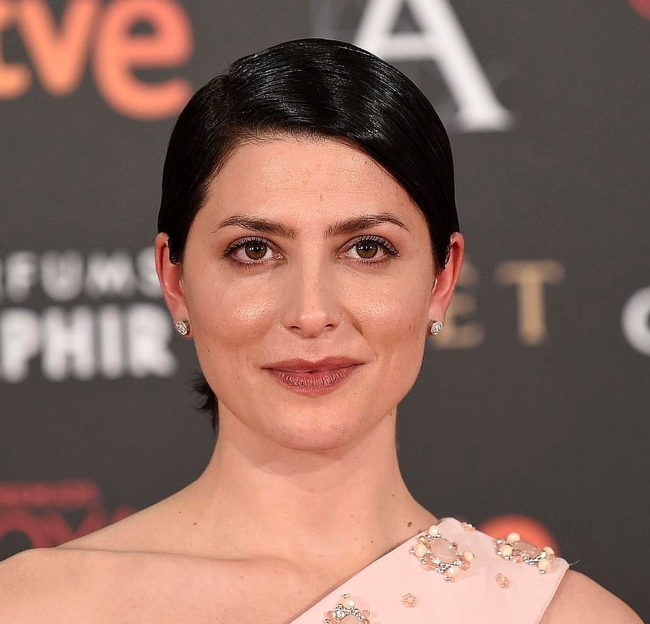 Bárbara Lennie lució su corte pixie engominado. De su maquillaje, elaborado por Chanel, destaca su piel luminosa, su mirada marcada con máscara de pestañas y su boca en color frambuesa.