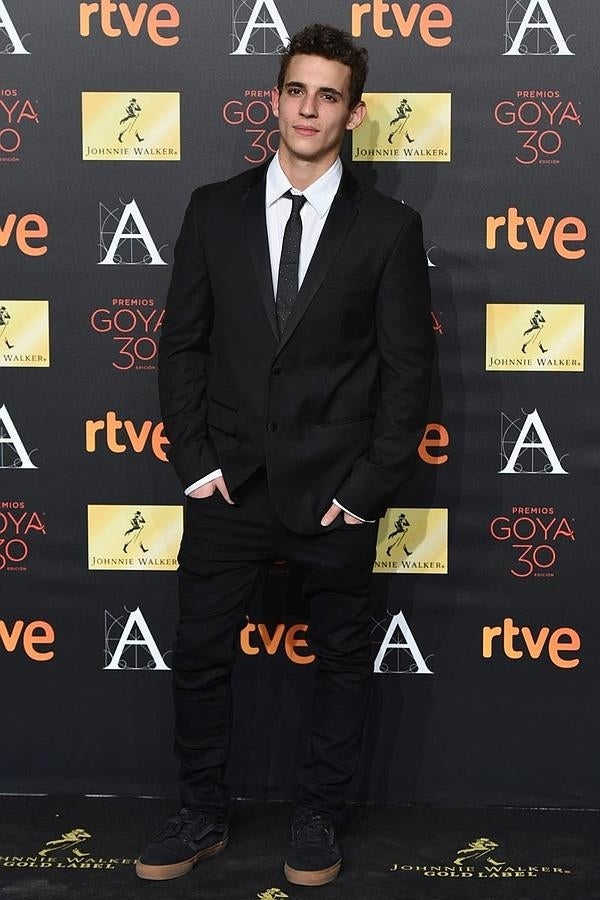 Así posaba Miguel Herrán en la Cena de Nominados celebarda dos semanas antes de los Goya en el madrileño Palacio de Cibeles.