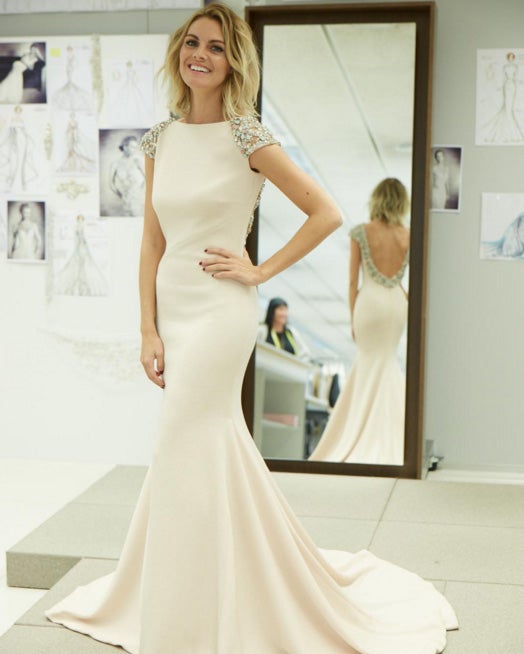 La firma Pronovias colgaba esta instantánea del fitting de Amaia Salamanca