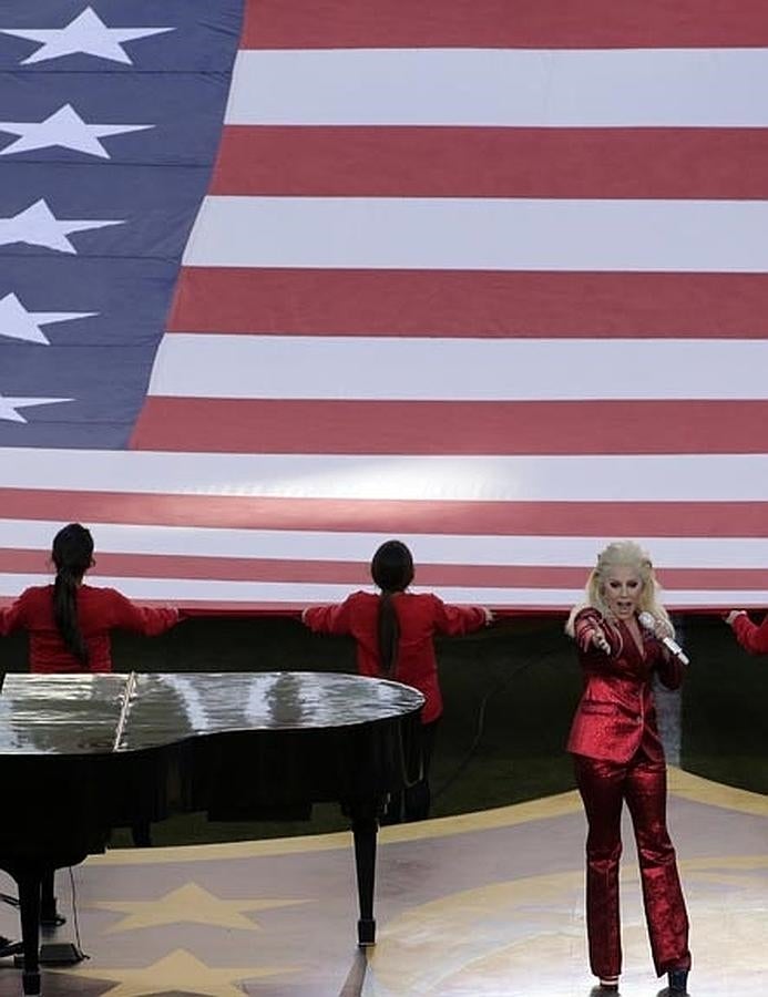 Lady Gaga interpreta el himbno de Estados Unidos con una enorme bandera de fondo.
