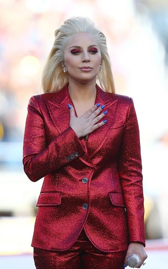Lady Gaga, en un gesto patriótico, se lleva la mano al pecho en el centro del estadio.