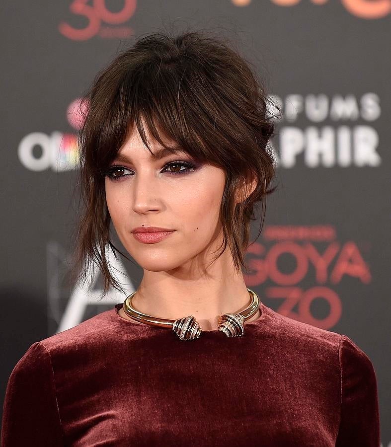 Guapísima Úrsula Corberó acertó con su peinado: un recogido desenfadado con flequillo y mechones sueltos, y su maquillaje, elaborado por Chanel, y en el que destacaba su mirada gatuna con un ahumado en tonos burdeos y fucsias con sombras satinadas y su boca muy natural con efecto labios mordidos.