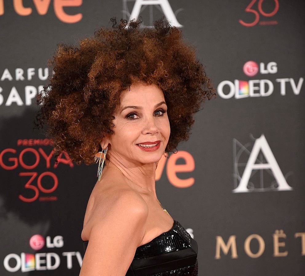 Victoria Abril nunca pasa desapercibida en la alfombra roja. La actriz acompañó su estilismo, firmado por Jean-Paul Gaultier, con un original peinado a lo afro. Arriesgado yobjeto de todo tipo de memes, pero también divertido.