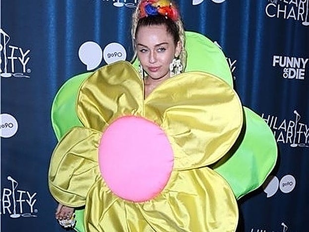 Miley Cyrus, con vestido flor de Ágatha Ruiz de la Prada