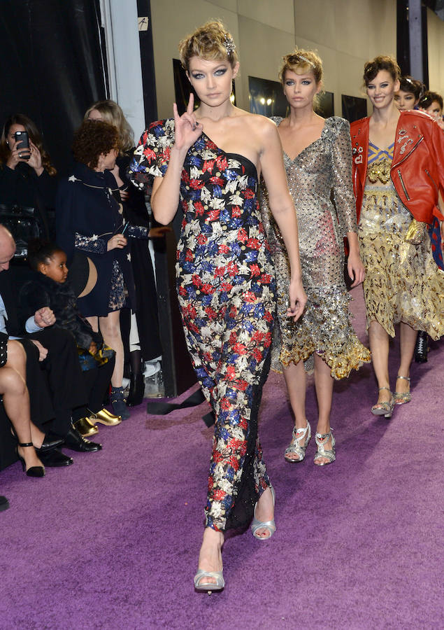 Una de las modelos más buscadas del momento, Gigi Hadid, a su llegada al cine