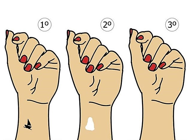 Cubre el tatuaje con lápiz blanco y después utiliza un corrector o base de maquillaje.