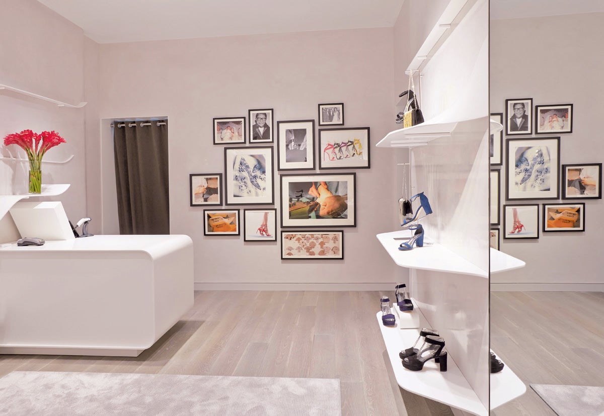 El diseñador americano de calzado aterriza en Madrid con la apertura de una tienda en el barrio de Salamanca. Un espacio en tonos blancos y grises para albergar los diseños de una marca de lujo made in Spain (se fabrica en Alicante), lleno de fotos familiares y de bocetos de sus creaciones.