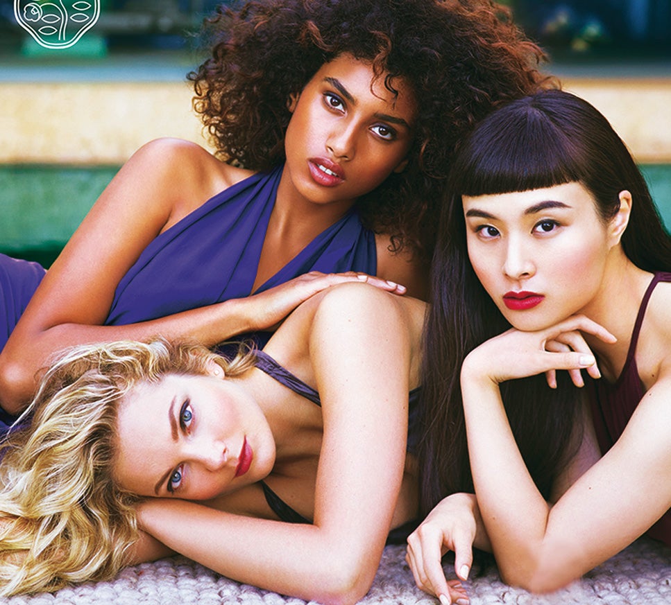 Eniko Mihalik (húngara rubia), Imaan Hammam (holandesa-marroquí con rizos) y Asia Chow (anglochina-coreanoamericana morena) son las tres blogueras que protagonizarán la nueva campaña mundial de Shiseido, todo un cambio de rumbo que ha tomado Ruba Abu-Nimah, la primera directora creativa en los 143 años de la firma. "Es más emocional a la hora de acercarse a la belleza, no tan enfocada en nuestra alta tecnología. No olvidamos quiénes somos; nos acercarnos a una nueva generación", dice Abu-Nimah.