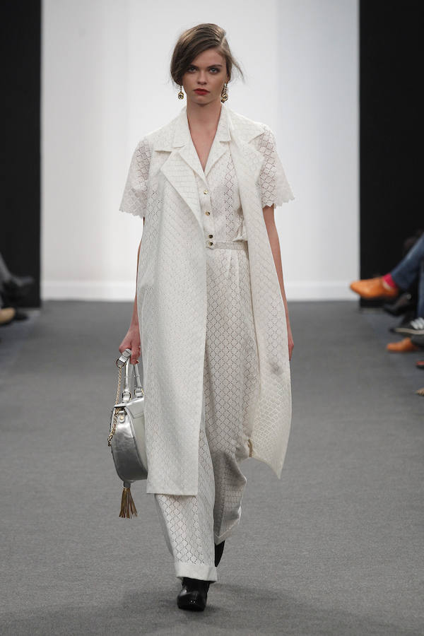 En color blanco, conjunto de Aurelia Gil que se ha visto sobre la pasarela