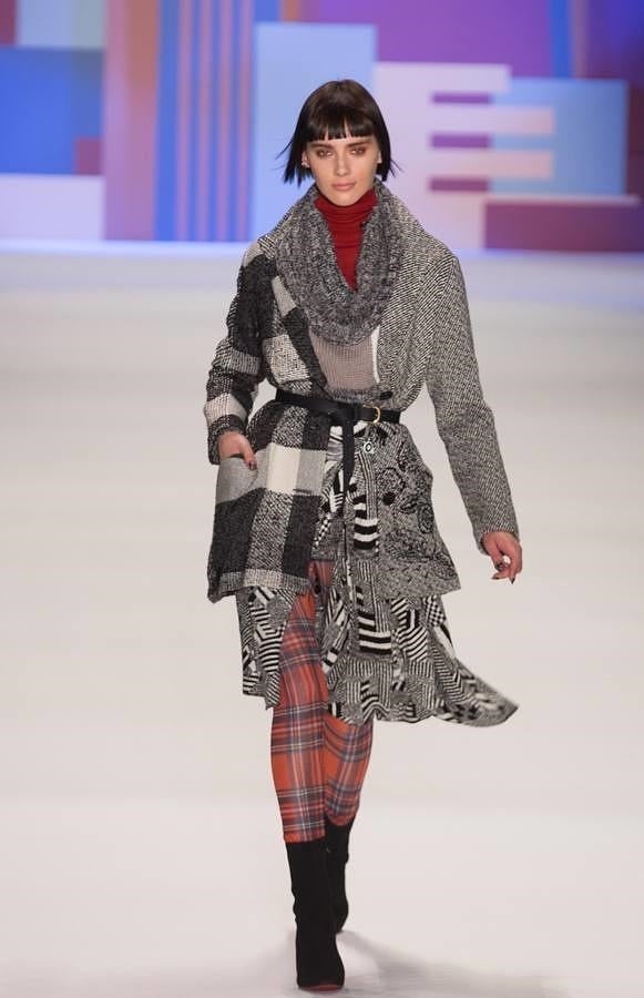 La firma se atreve mezclando varios tipos de cuadros: rojos, negros, grieses...