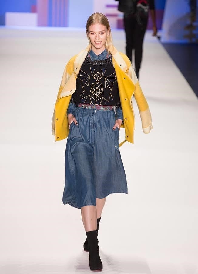 Falda midi maquera combinada con abrigo amarillo de cuadros.