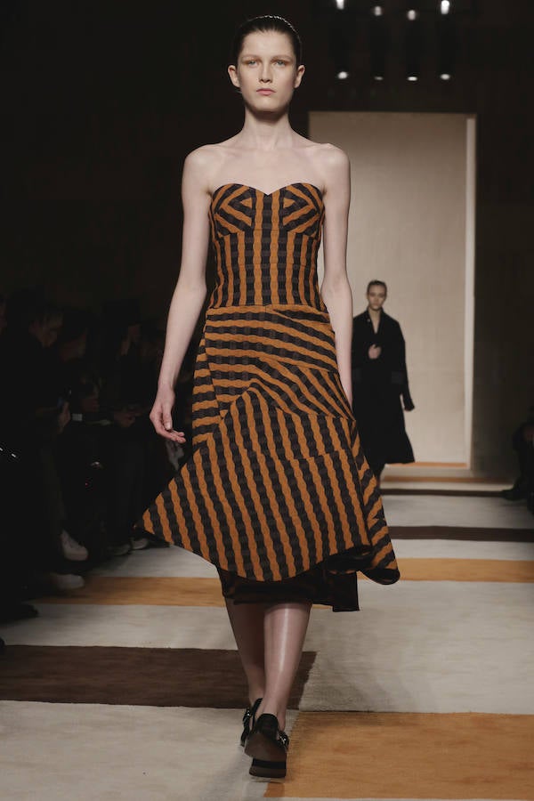 Las rayas invaden esta pieza de la colección otoño-invierno 2016-2017 de Victoria Beckham