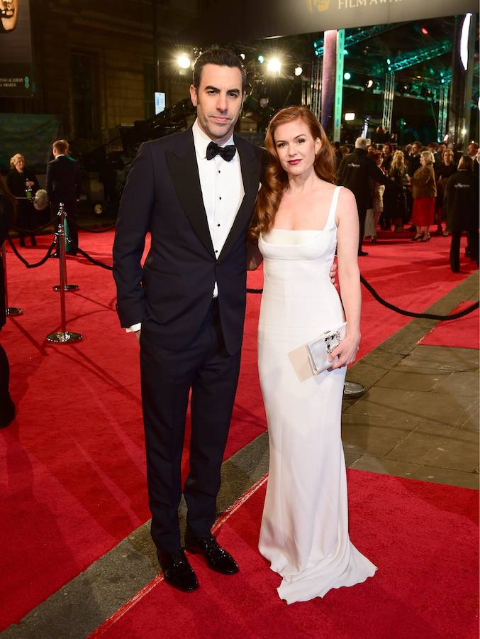La actriz, con vestido blanco de Stella McCartney, junto a su marido con esmoquin