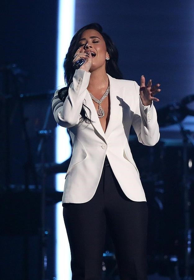 Demi Lovato cantando en la gala de los Premios Grammy.