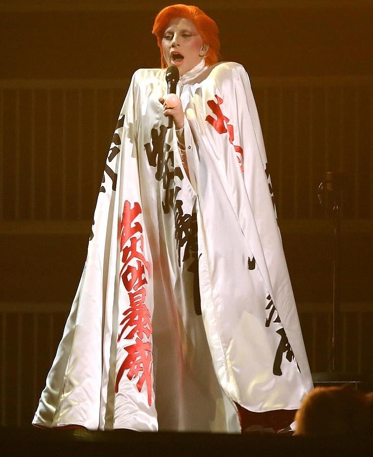 Lady Gaga se llevó la gran ovación de la noche por este sentido homenaje a la gran estrella.