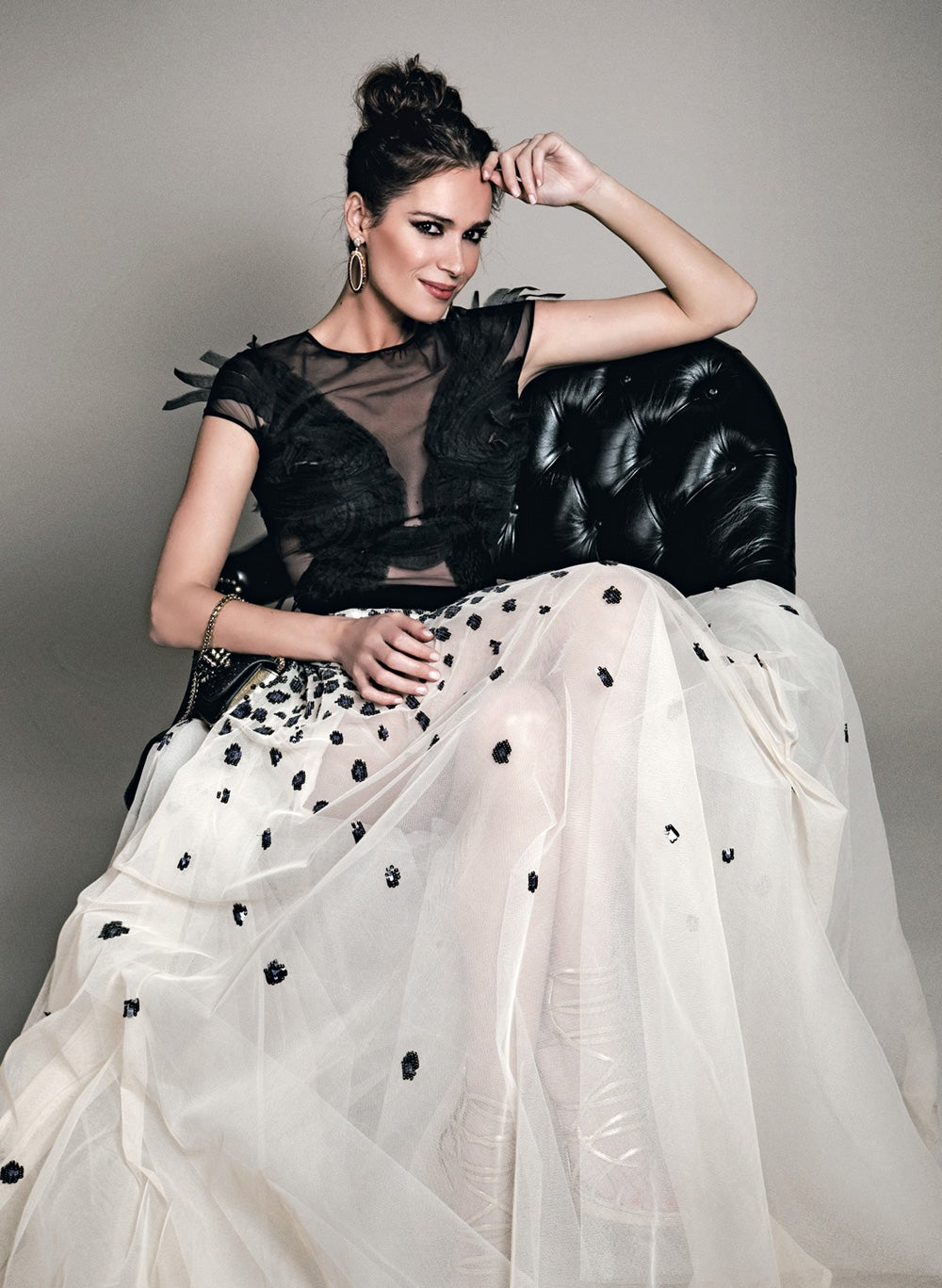 Mar Saura, impresionante con falda de Elizabetha Franchi y joyas San Eduardo, posó antes de subir al escenario.