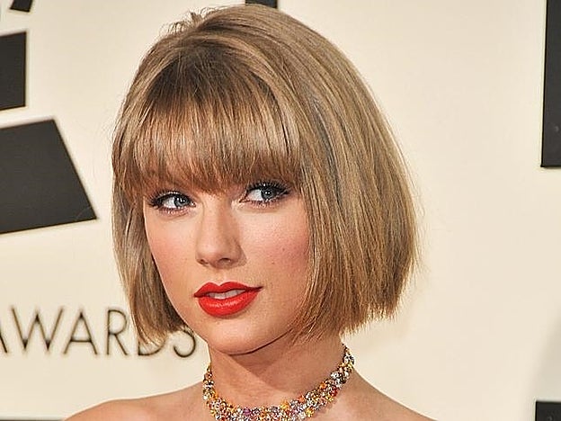 Galería. Taylor Swift con su nuevo look: un bob muy corto con flequillo