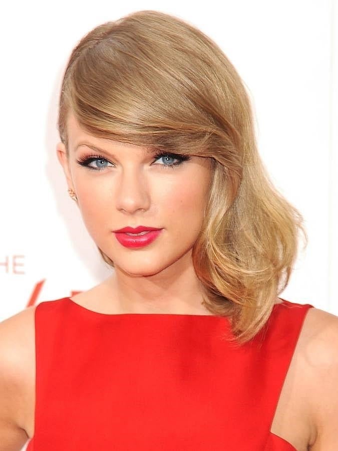 Un acertado peinado para la media melena, un semirrecogido con raya baja y flequillo lateral.