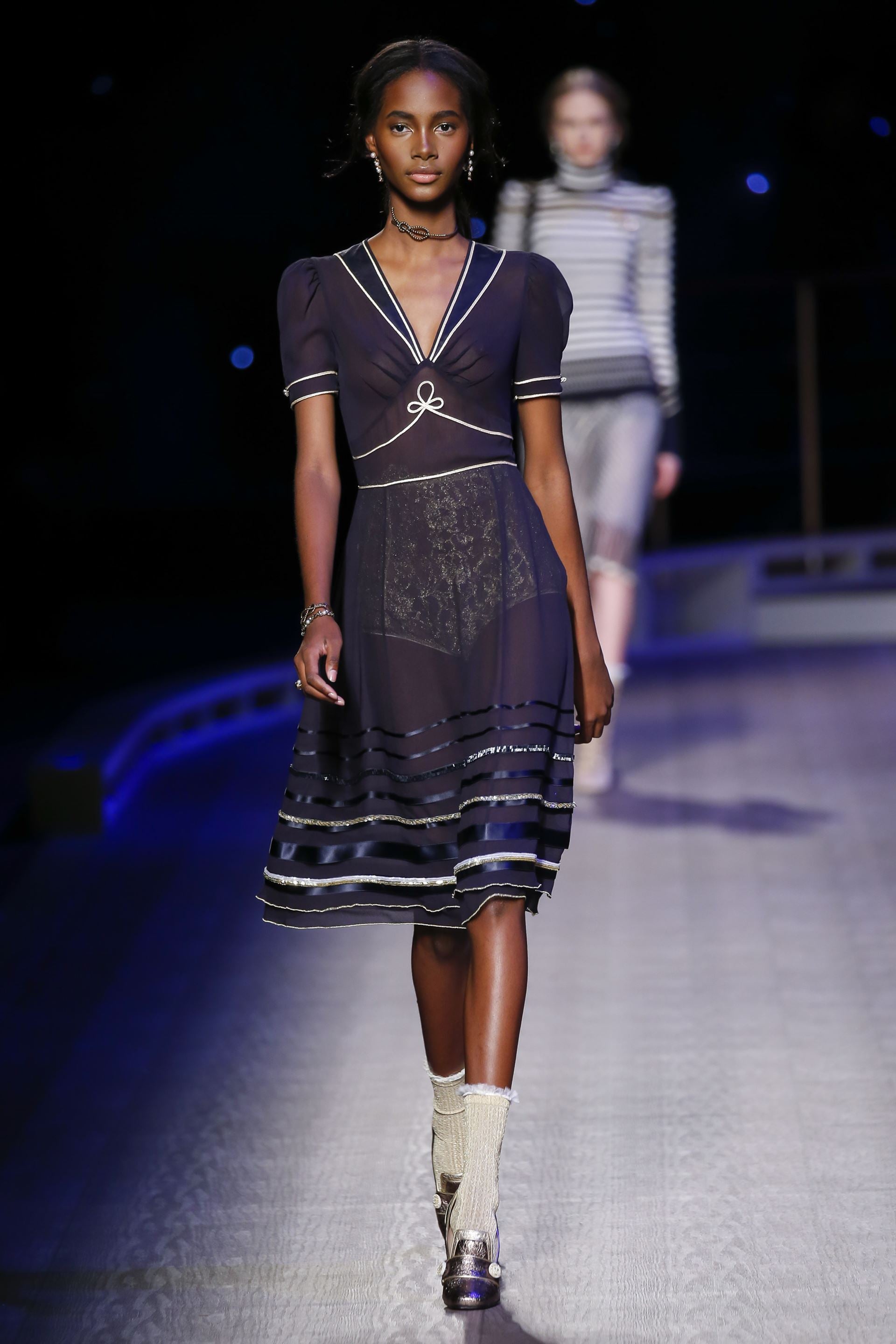 La silueta de la década de los 40 marca muchas de las prendas que se han visto en el desfile