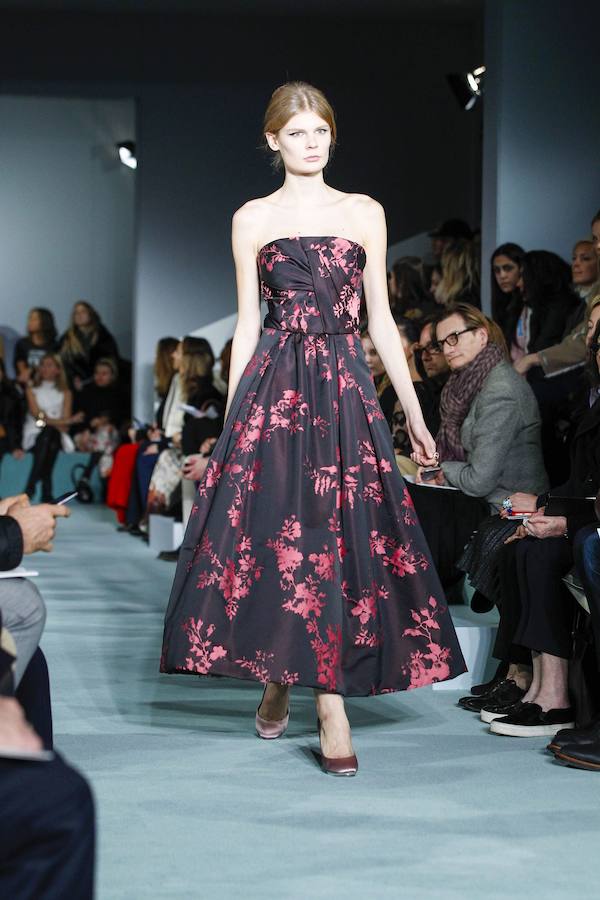 Con estampado de flores, largo hasta el tobillo y ajustado a la cintura, otro de los vestidos de la firma