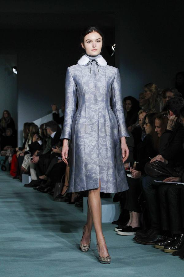 Los tejidos brocados aparecen en abrigos de corte lady con cuellos de piel como este