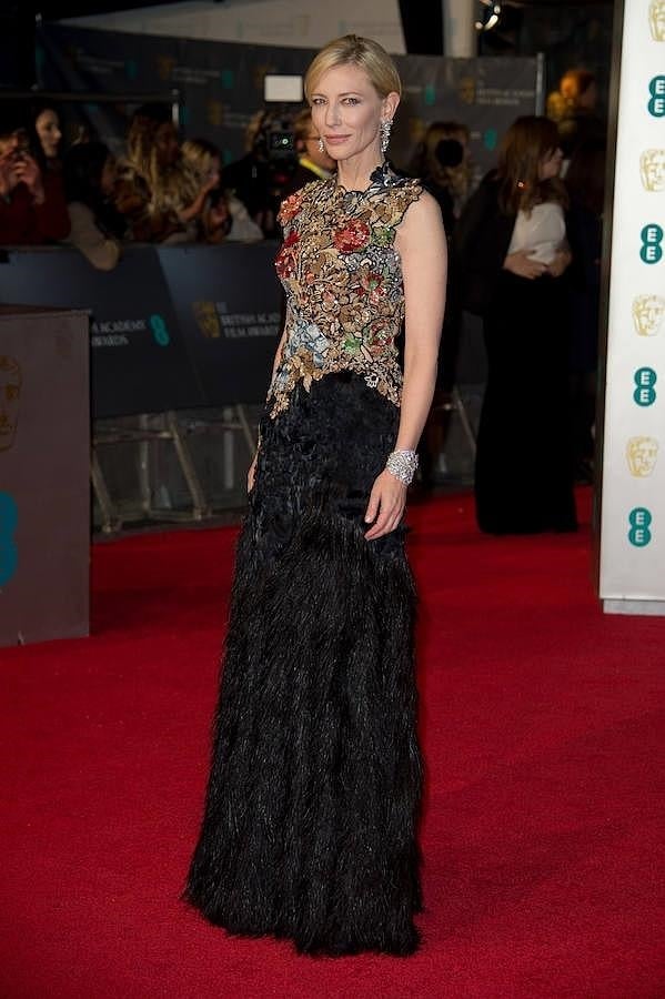 Cate Blanhcett lució un vestido con falda de plumas de Alexander McQueen en la alfombra roja de los premios del cine británico.