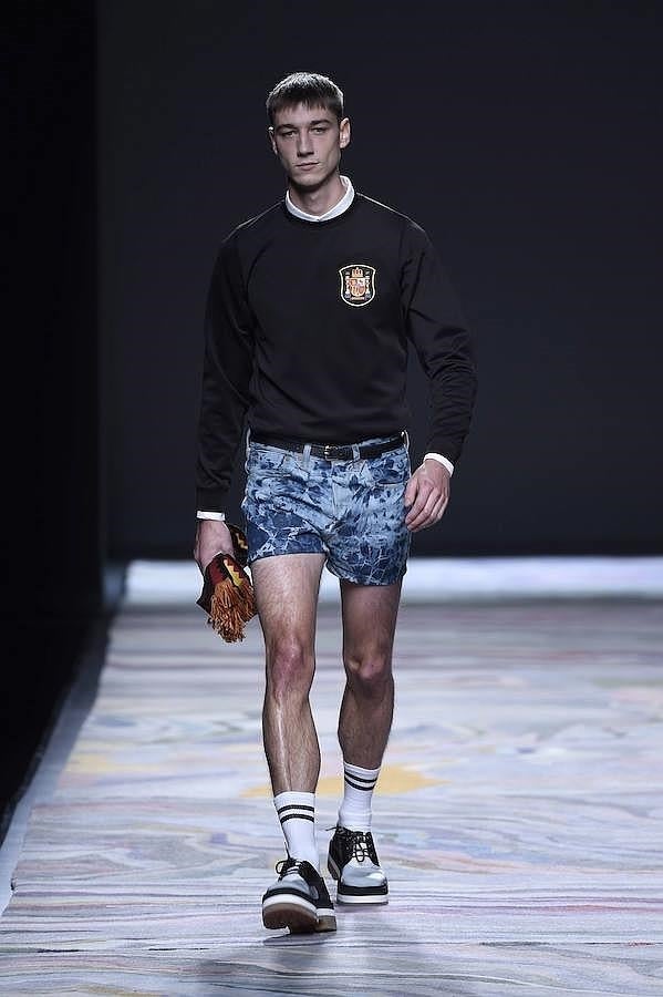 Shorts masculino con sudadera negra.