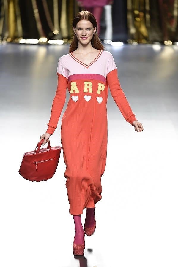 Vestido sudadera tricolor con corazones y letras de la firma.