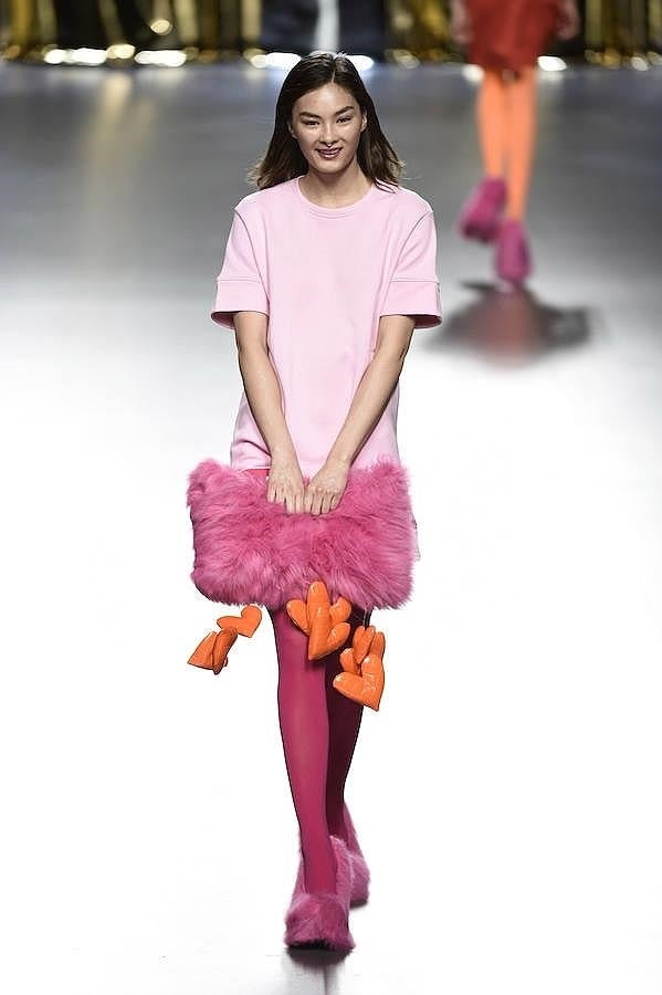 Las modelos han lucido zapatos y bolsos de mano realizados en pelo.