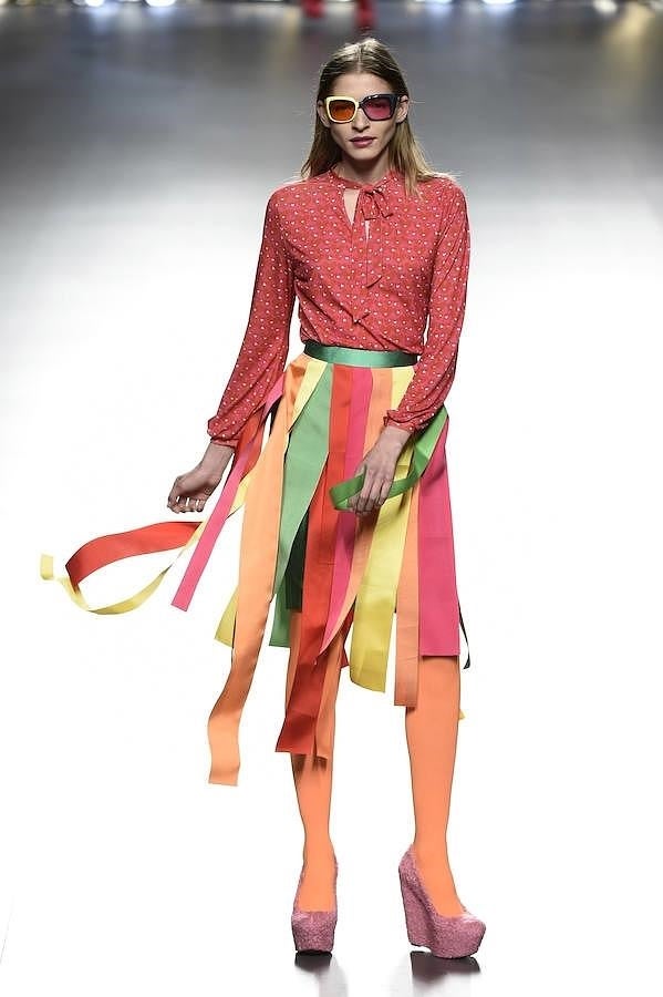 Falda realizada con cintas de colores y blusa estampada.