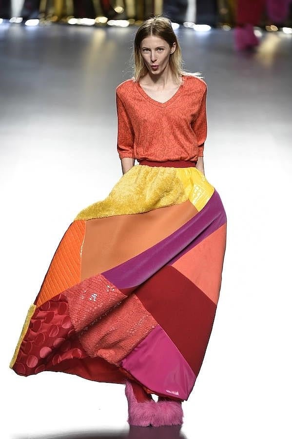 Falda realizada con diferentes tejidos, siguiendo la tendencia patchwork.