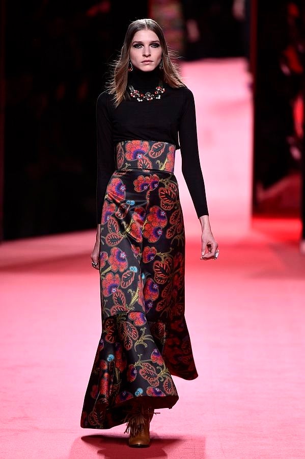 Pantalón acampanado con estampado de flores y jersey de cuello alto.