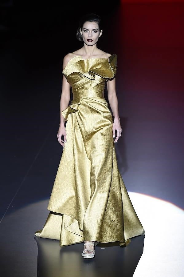 Vestido dorado drapeado en la cintura y con volantes en el cuerpo.