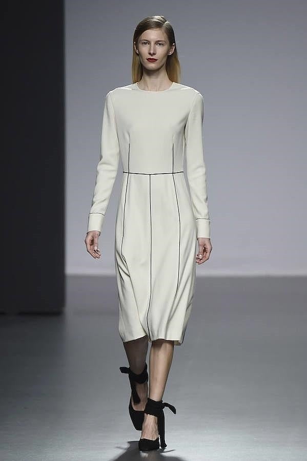 El diseñador añade un toque de luz con tonos como el blanco o color beige.