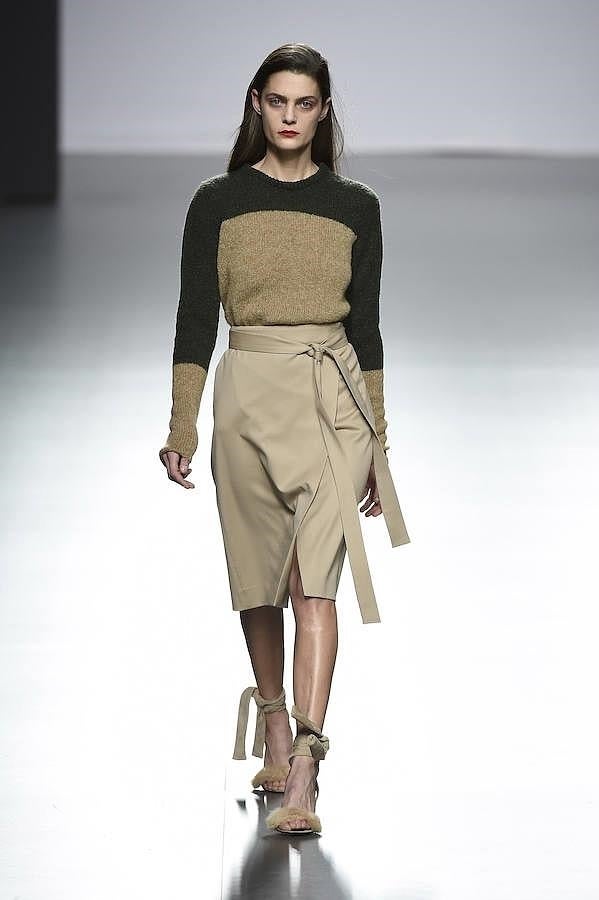 Falda cruzada combinada con jersy.