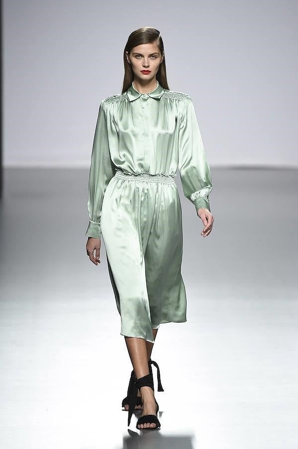 Vestido realizado en seda de color verde.